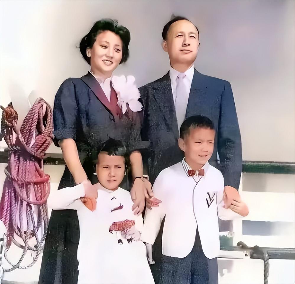 这是钱学森和妻子，以及4岁的儿子钱永刚、2岁的女儿钱永贞的真实容貌，都看看吧，这