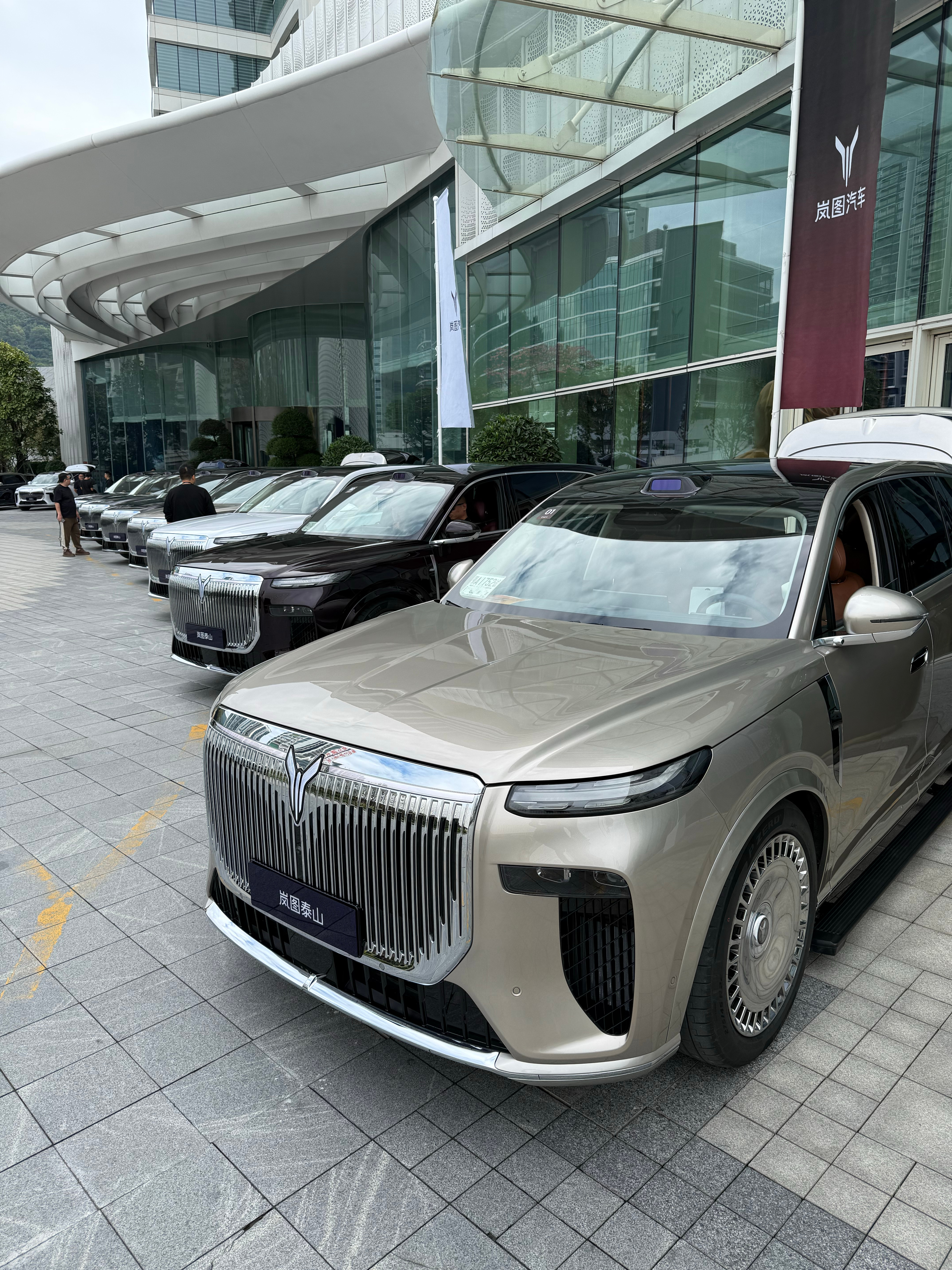 这一排 停在这里，怎么有种礼宾车队要接贵宾的感觉，够霸气 