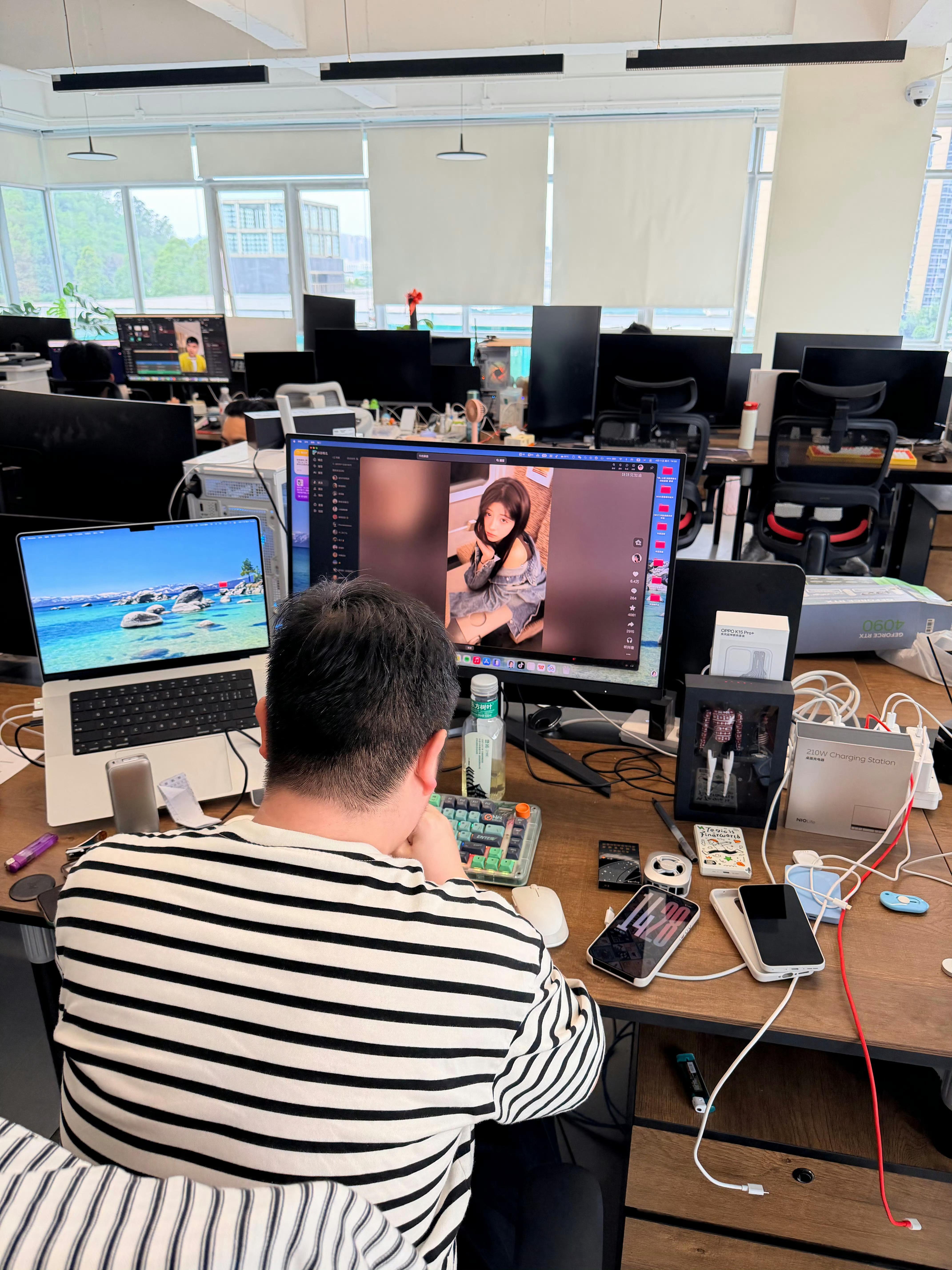 同事今天看美女短视频，被老板发现了现在同事让我帮他编个理由，写段话，发给老板，要