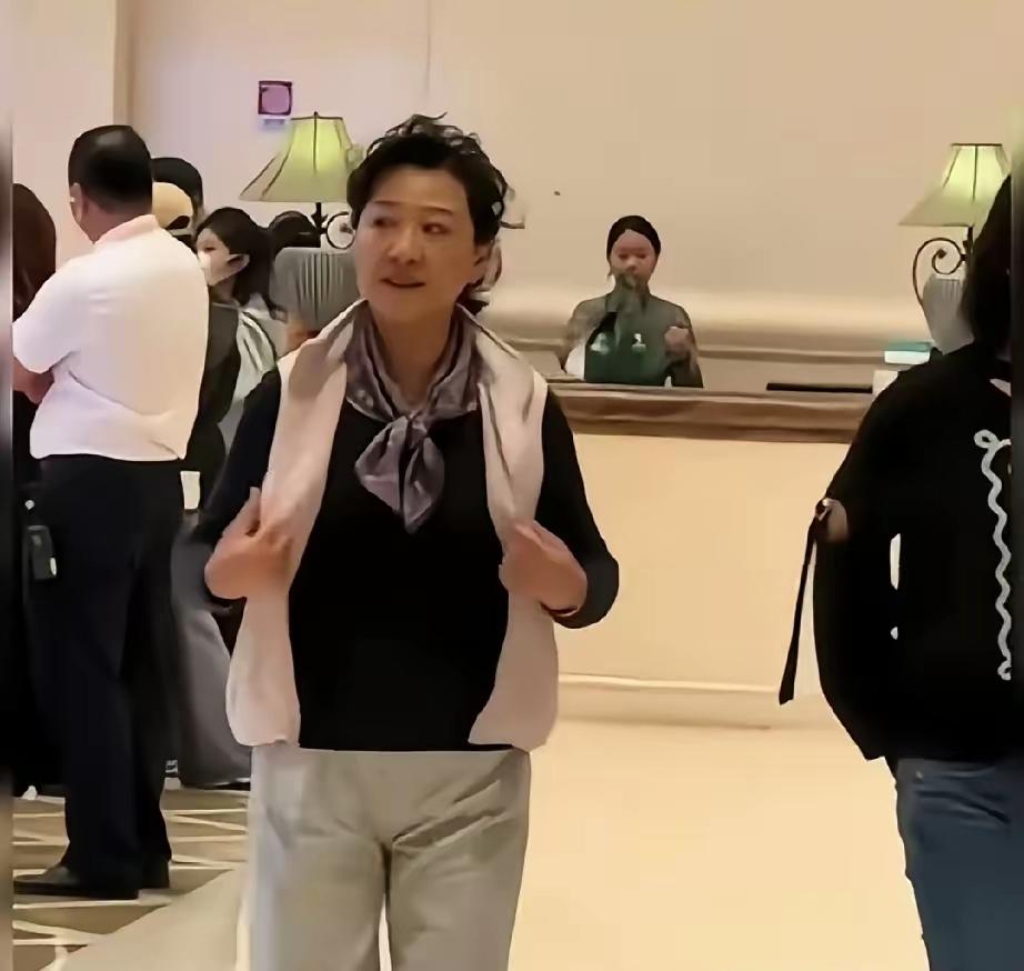 王馥荔老师已然76岁高龄，可看上去也就六十岁左右，优雅平和，气质迷人。王馥荔脸上
