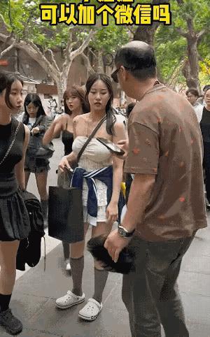 秃头男的伤感。
感觉女生没有秃头。