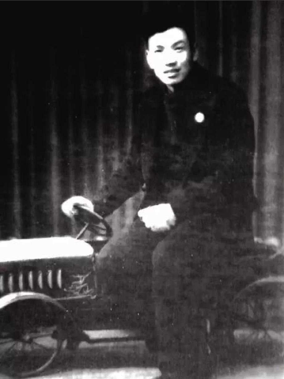 1947年，地下党员汪戈被捕将受酷刑，中统主任李茂堂突然闯入，冲他使了个眼色：“