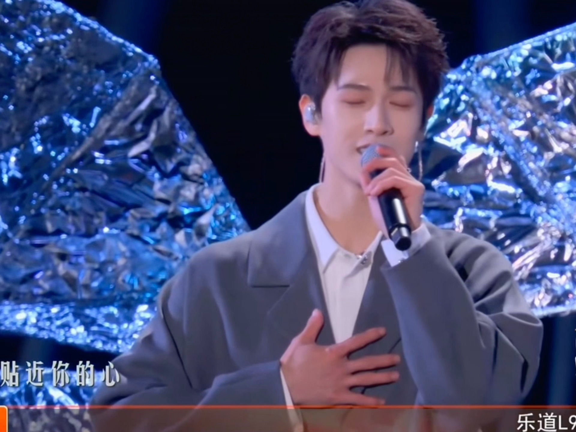 把李昀锐小甜豆打在公屏上。。唱得太甜了吧特别是比流星雨这个手势好萌🌠 浙江卫视