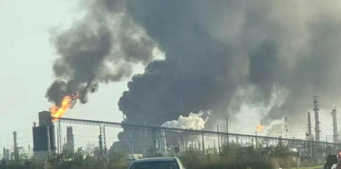 【美国得州一炼油厂发生爆炸 】央视记者获悉，当地时间3月23日，美国得克萨斯州阿