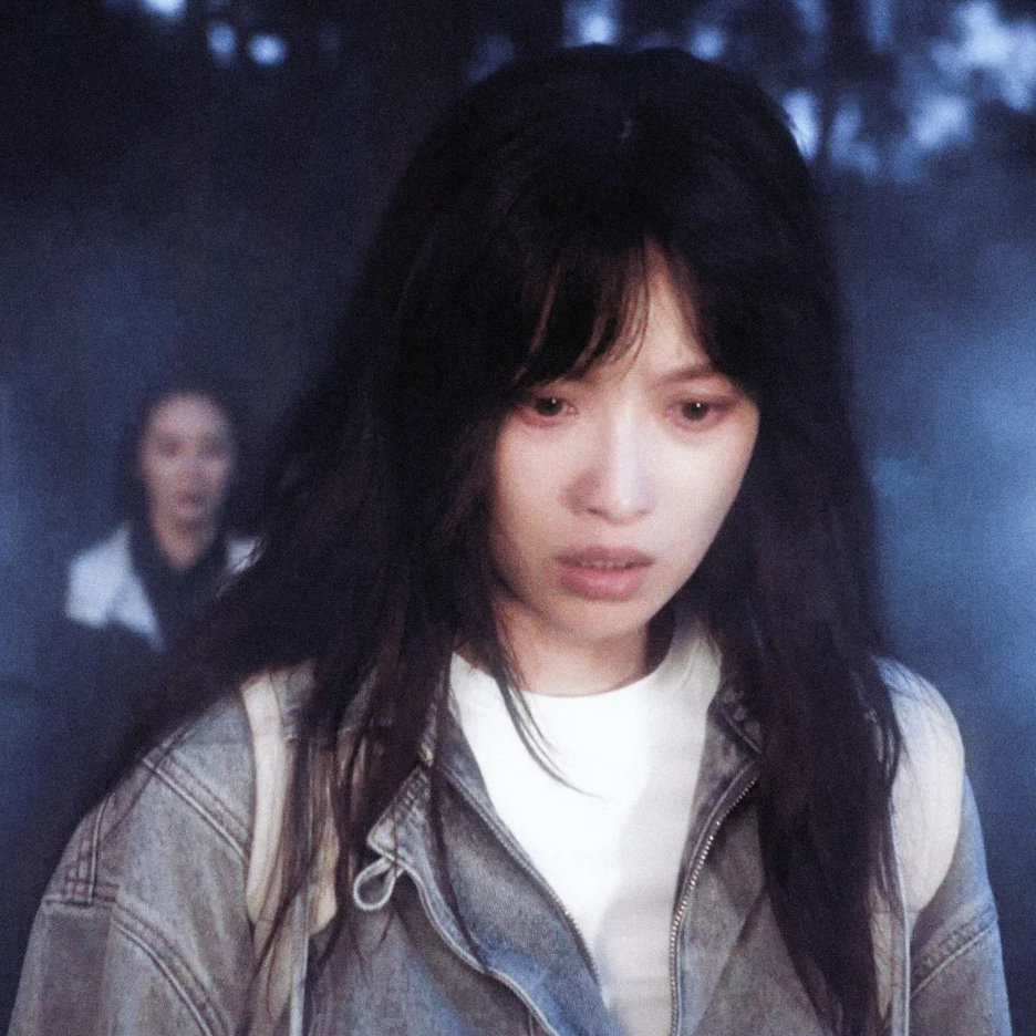 倪妮拍戏期间眼睛都是湿的剧中任小名背负秘密与挣扎，倪妮用含泪眼神、微颤声线将情绪