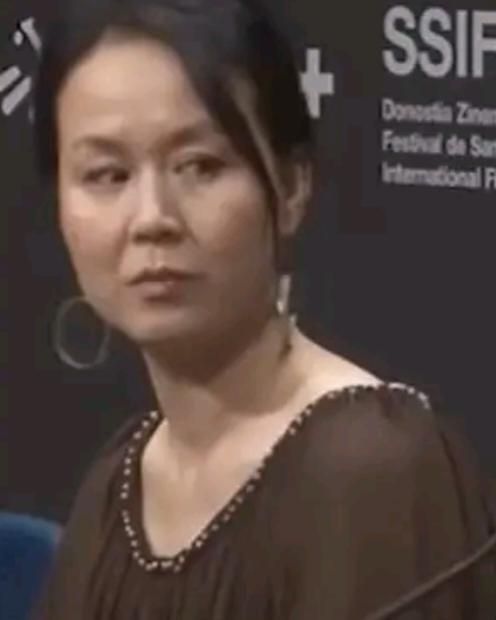 赵萧泓的面相一看就是那种非常狠厉之人，眼神里没有良善之辈的简单柔和，满满都是杀意