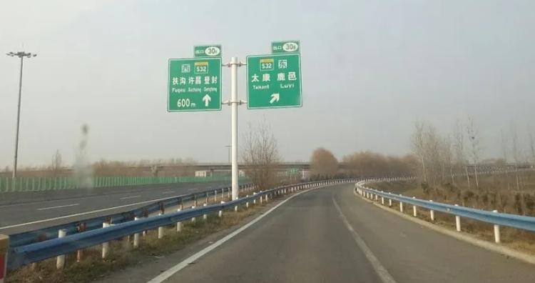 有什么是你去河南才明白的事？
河南高速公路，是全国唯一大量使用蓝色防护栏的，是河