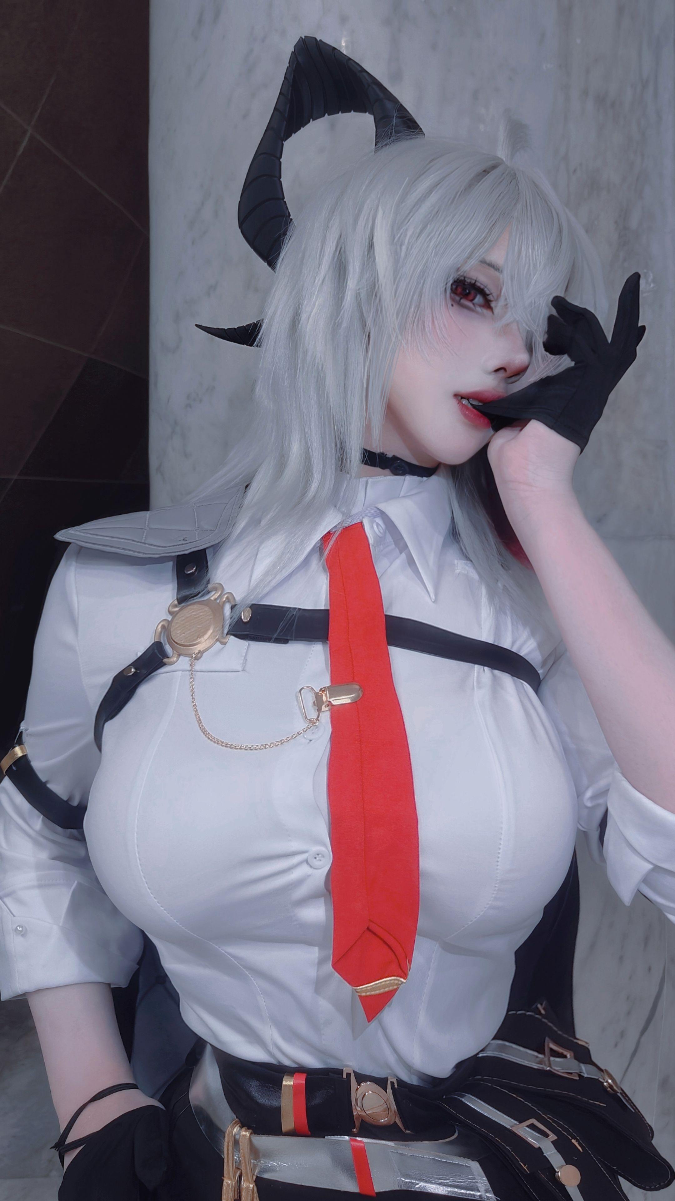 正当我睁开双眼踏入这个世界。通了个宵 cos 的赞妮就是有那股社畜味 ...