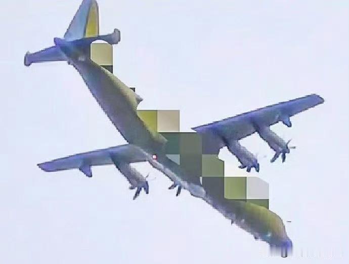 好家伙，先抛开这玩意是不是炮艇机不谈，就光这机腹下面的马赛克不让看，感觉这里面绝