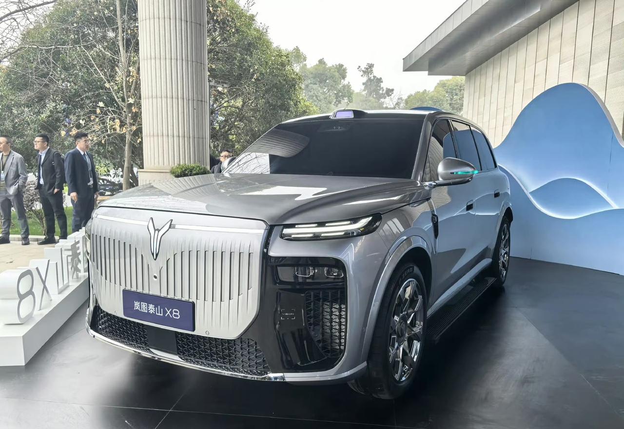 岚图泰山X8实车亮相，5.2米车长的大型SUV
搭载四激光雷达以及
华为ADS 