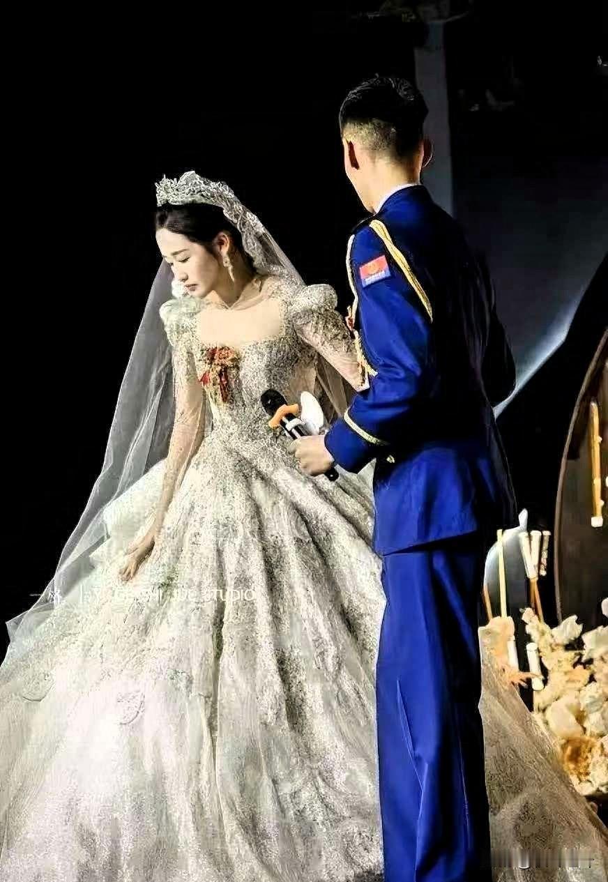 27岁的大学校花，1米68的高挑身材，模样出众，嫁人时却把世俗看重的车、房、彩礼