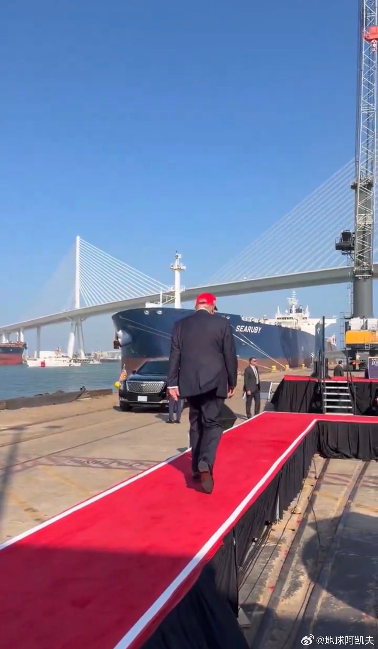 79岁的唐纳德·特朗普身着全套西装，在德克萨斯州科珀斯克里斯蒂市80华氏度（约2