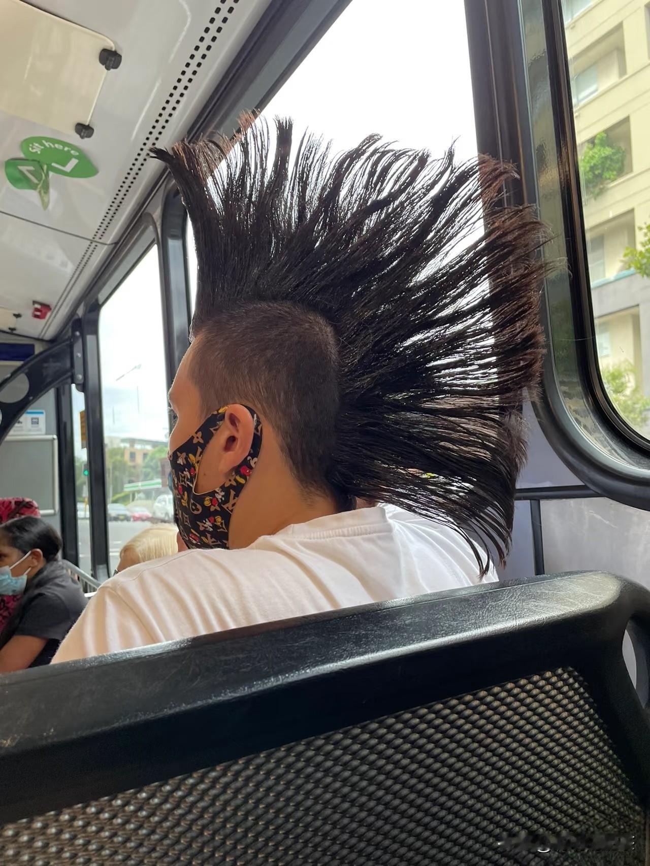 公交车上拍到的一幕，虽然是个帅哥但是这个发型有点接受不了！