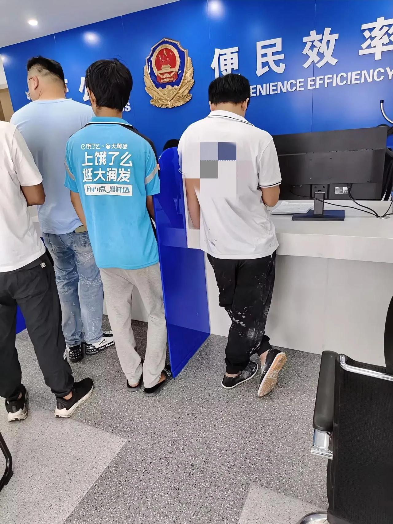 外卖小哥不容易，被小车撞了，报个警想让小车司机赔偿他一点钱，结果交警调监控一看，