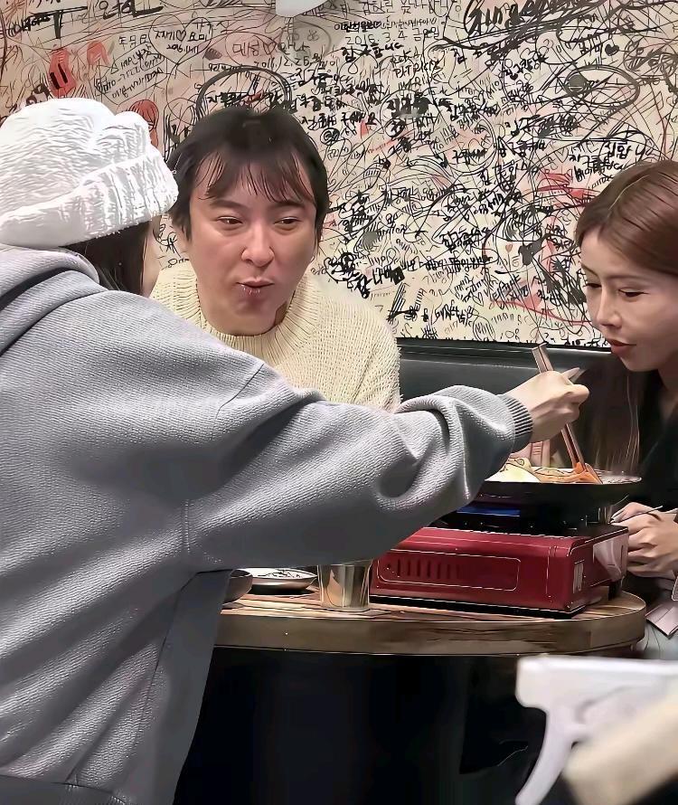不说这张照片上的人根本认不出来，曾经的“国民公子”一直徘徊在国外，时不时有人爆料