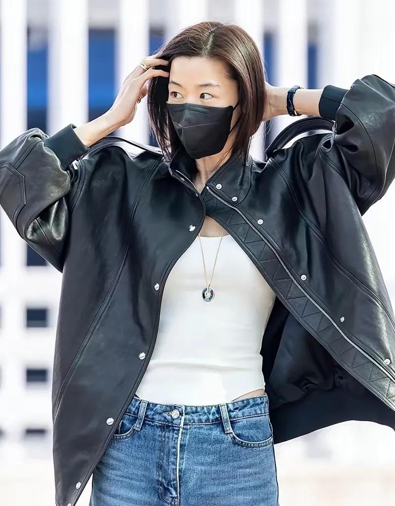 全智贤私服杀疯了！
 
黑色皮衣+白内搭+低腰牛仔裤，
腰腹零赘肉，比例绝了！