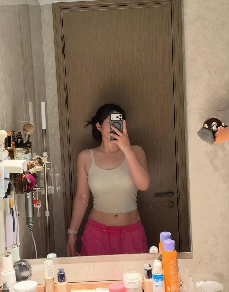 运动女孩儿的对镜自拍
我爱我的肌肉线条 属于我自己的热辣滚烫 分泌多巴胺的快乐 