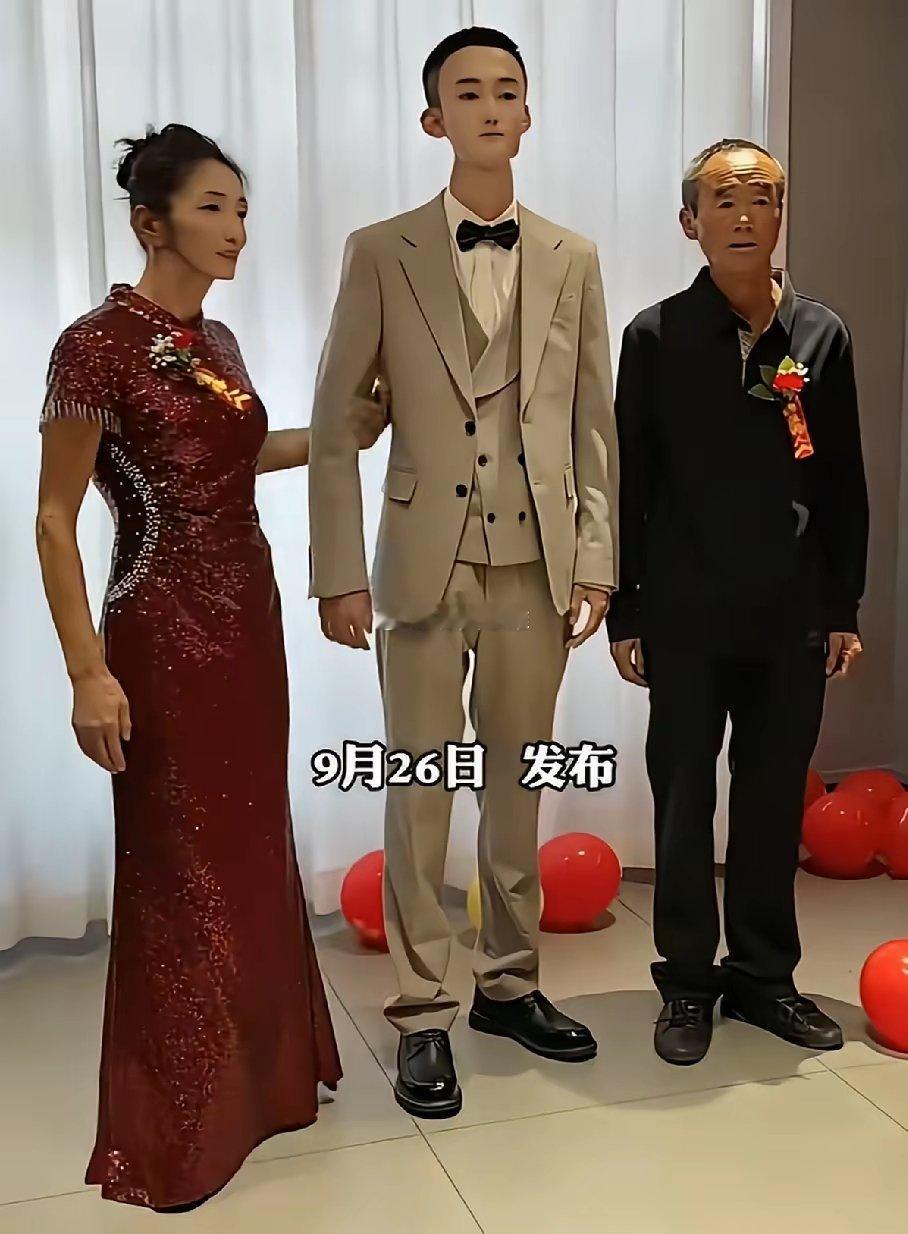 第一眼以为新郎结婚戴的面具再仔细一看，原来是长得像妈妈 ​​​