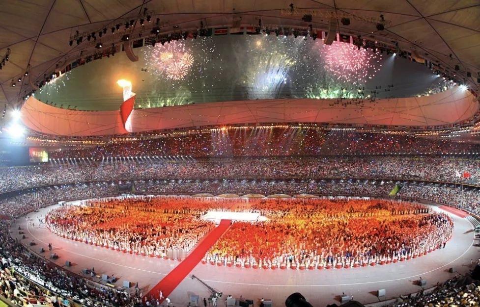 经典瞬间

  • 震撼开场：2008名演员击缶而歌，在光影倒计时中齐声吟诵“有