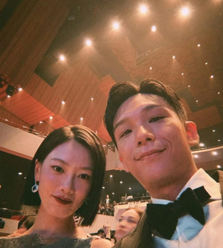 廖子妤的男友卢镇业既是演员也是导演，两人交往后便大方公开，私下里也会交流演戏心得