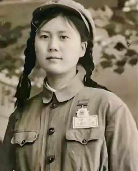 1951年，16岁女护士张道华，带着7名伤员突围时，眼睛被炸瞎、双腿被打断，陷入