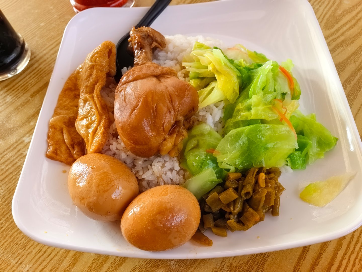 今天中午又是沙县健身餐，双蛋一腿的配置 