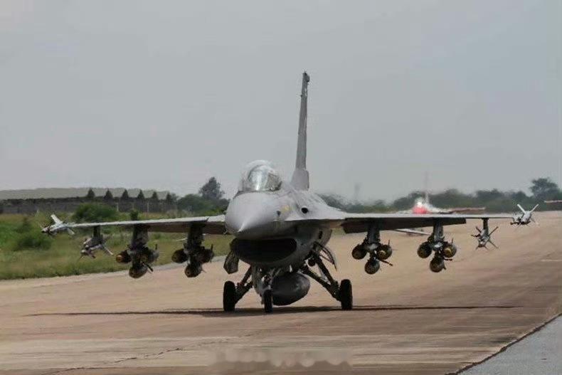 泰军4架F16第二次空袭柬埔寨柬埔寨空军等于是没有，而泰国空军是世界两强联手调教