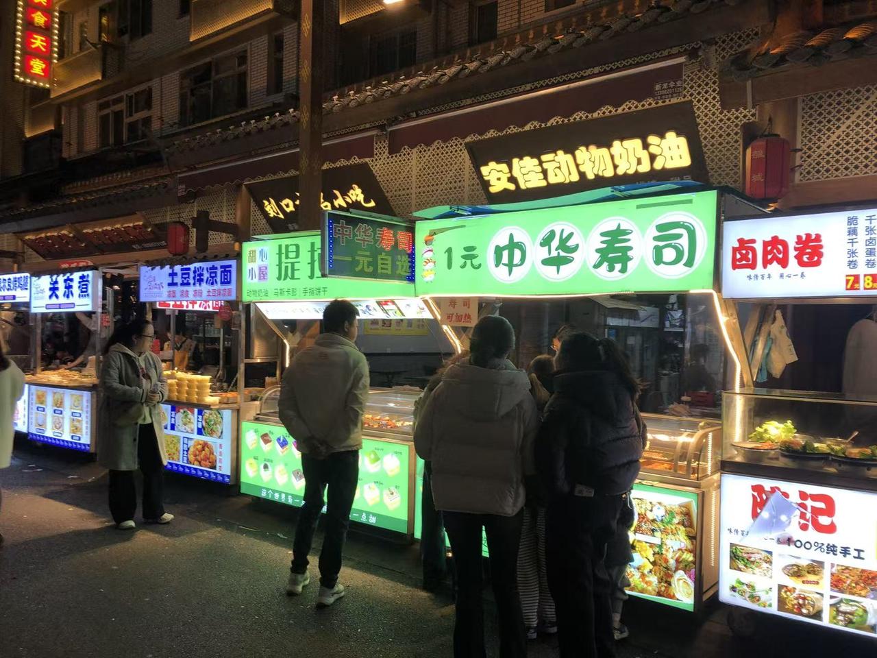 丰富多彩的广汉夜市！在广汉市政府的大力支持下，广汉的夜市越来越好，面积扩大了，街