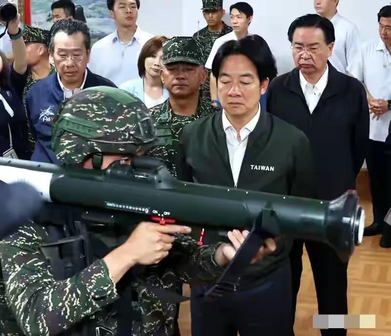 赖清德今天视察军队战备情况，照片说明，赖清德说他和台军一直关注解放军的军演，而且
