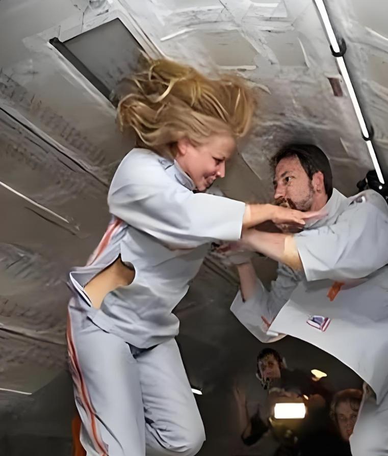 1992年，首对美国夫妻宇航员上天，在完成8天的太空之旅后，记者们急冲冲的抛出问