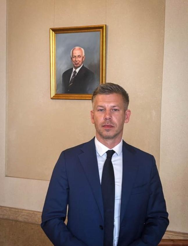 在匈牙利总统官邸，马扎尔站在已故前总统弗伦茨·马德尔肖像前，称将沿着他的指引前行