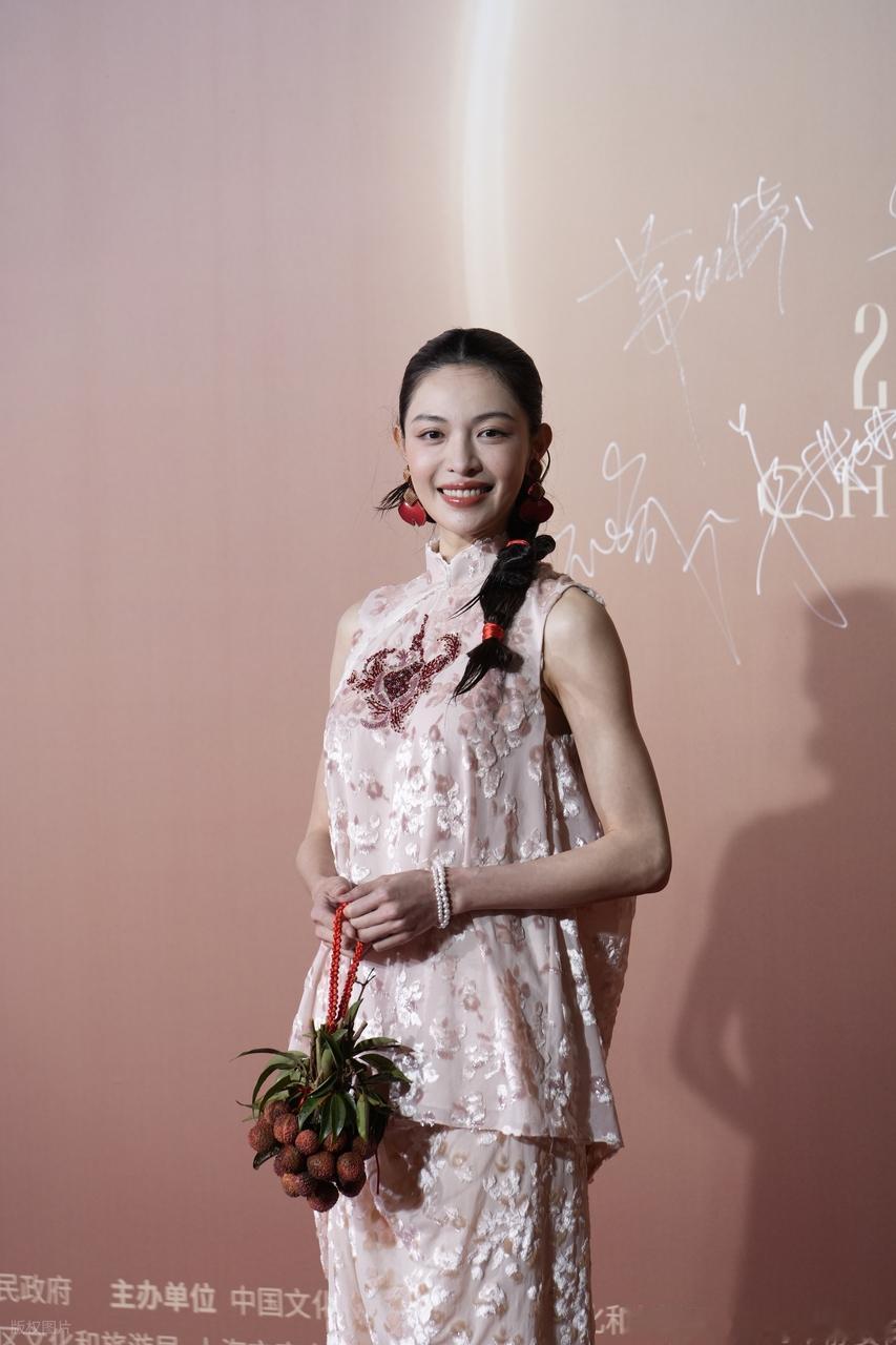 最近钟楚曦在上海出席时尚活动，她这回搭配的很有高贵之美，看起来靓丽又时尚。

钟