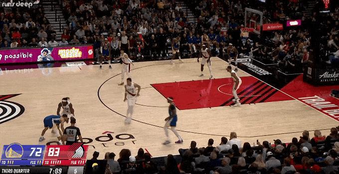 弹簧人！库明加这记补扣跳的真快！
在今天NBA常规赛勇士对阵开拓者的第三节比赛中