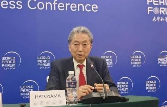 日本前首相鸠山由纪夫提出了一个新颖的观点，他认为中国的国力与美国不相上下，但如果