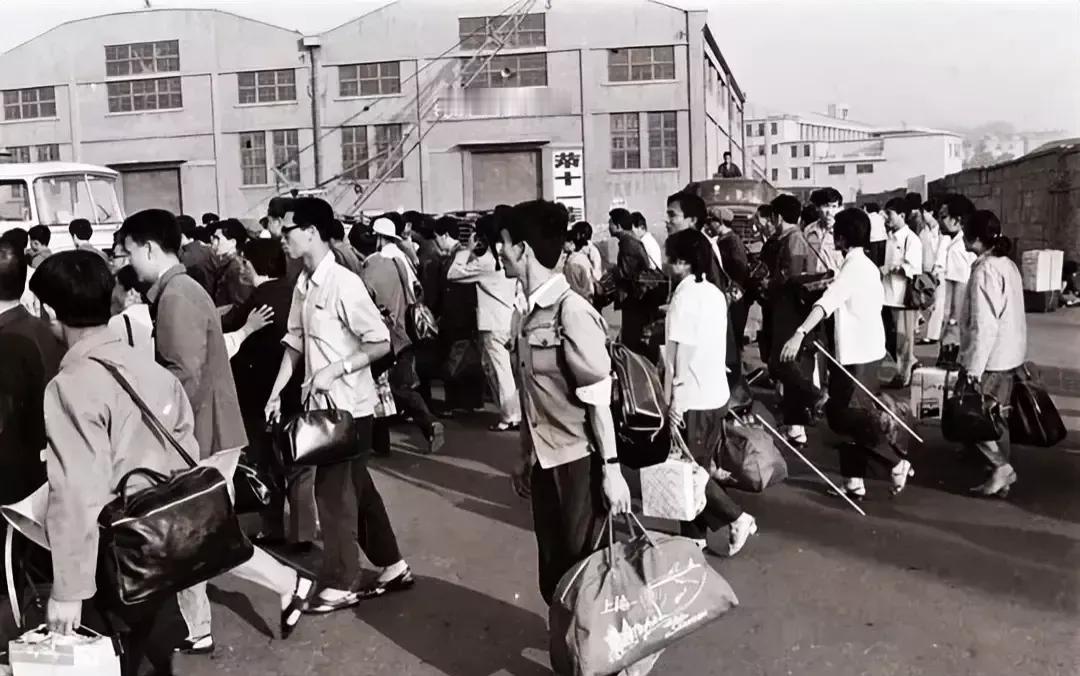 珍藏版照片。
这是一张80年代的青岛，浓厚的人间烟火气，这就是我们曾经的生活，瞬