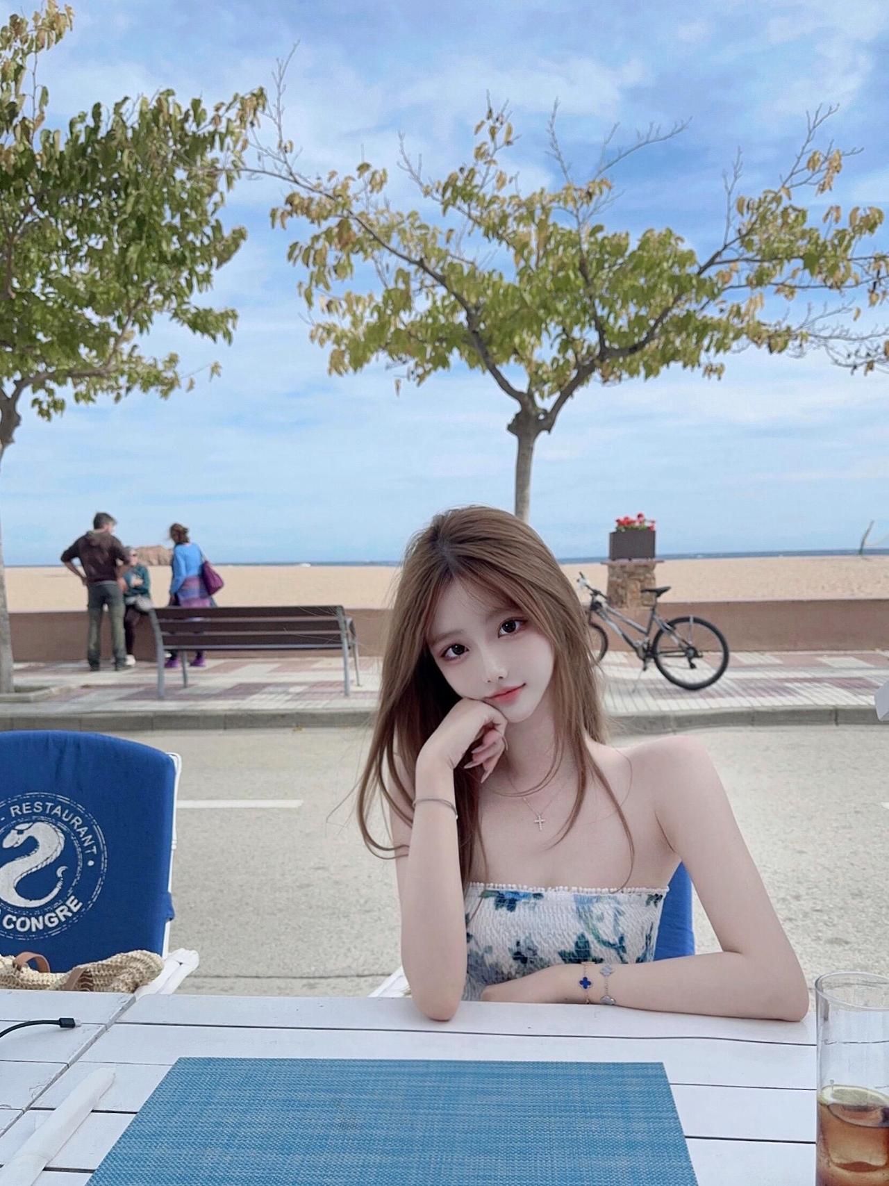 西班牙tossa小镇阴天风超大 但是也不影响这里的悠闲美丽
随便找了一家餐厅 景