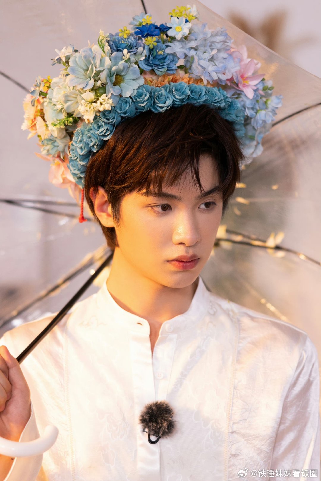 #黄明昊簪花图#总算见识到了什么叫君子如玉，如切如磋如琢如磨，这簪花少年郎的意气