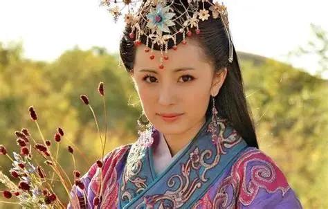 一道圣旨，三个字，就把一个女人往后十几年的人生彻底改写了。这三个字是"从胡俗"，