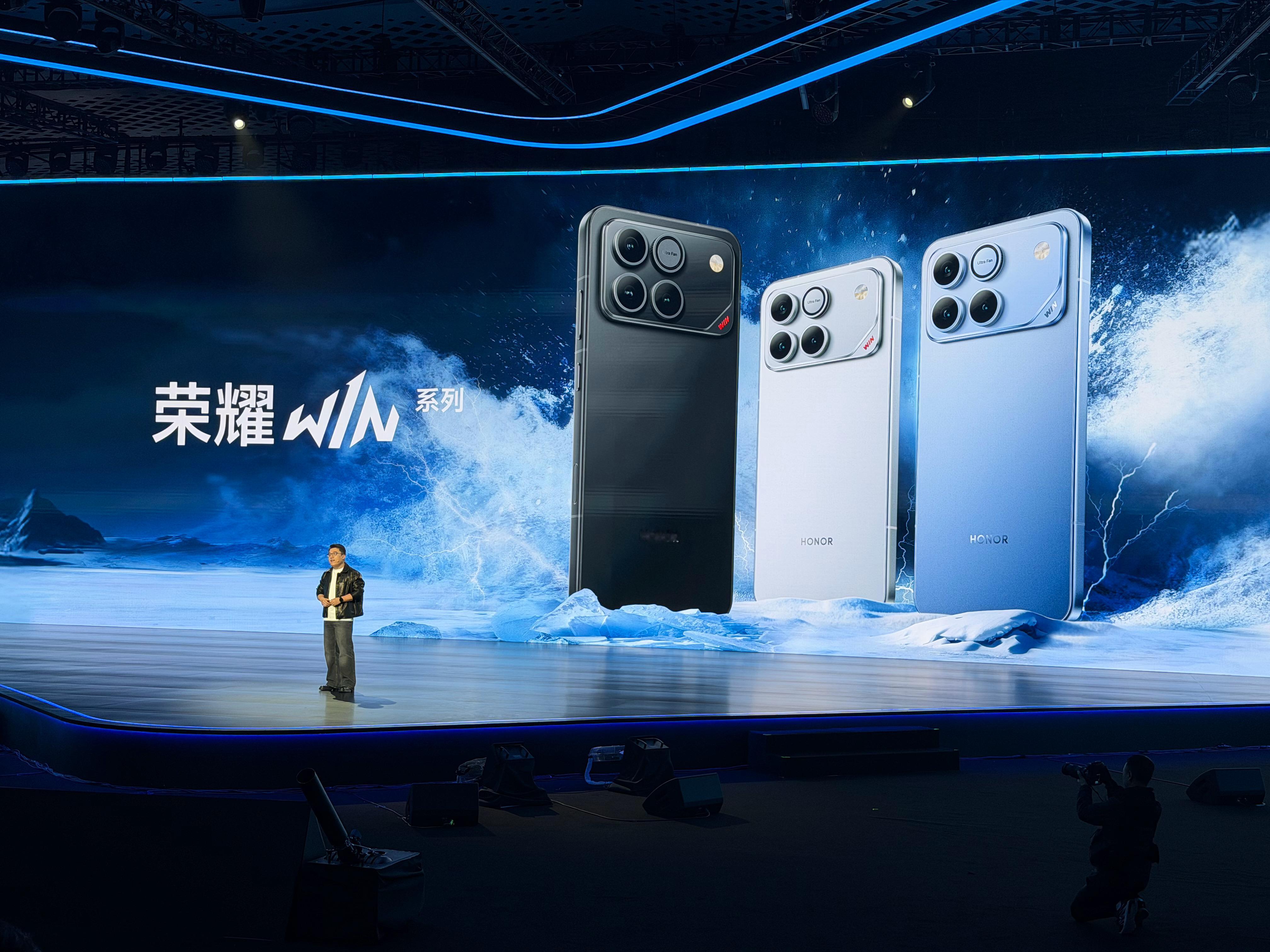 荣耀WIN三个颜色点名字有点意思！分别是指定赢的白、快开黑的黑、不怕蓝点蓝这场荣