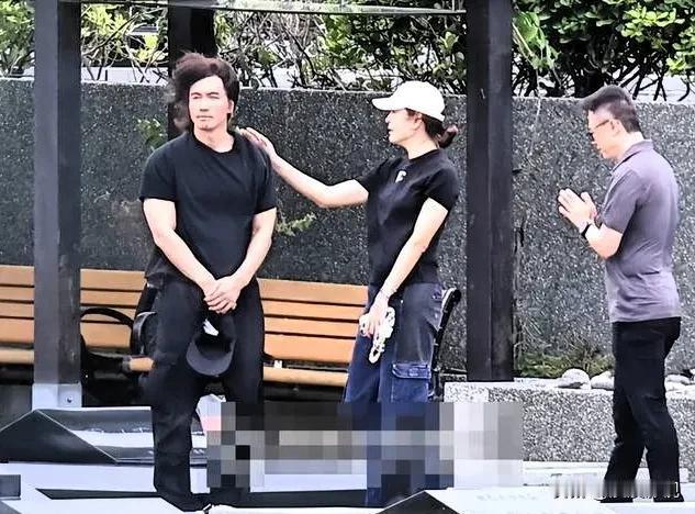 为啥大S入土没多久亲戚朋友天天给她上坟还搞直播？这事闹得挺不是滋味
最近看到新闻