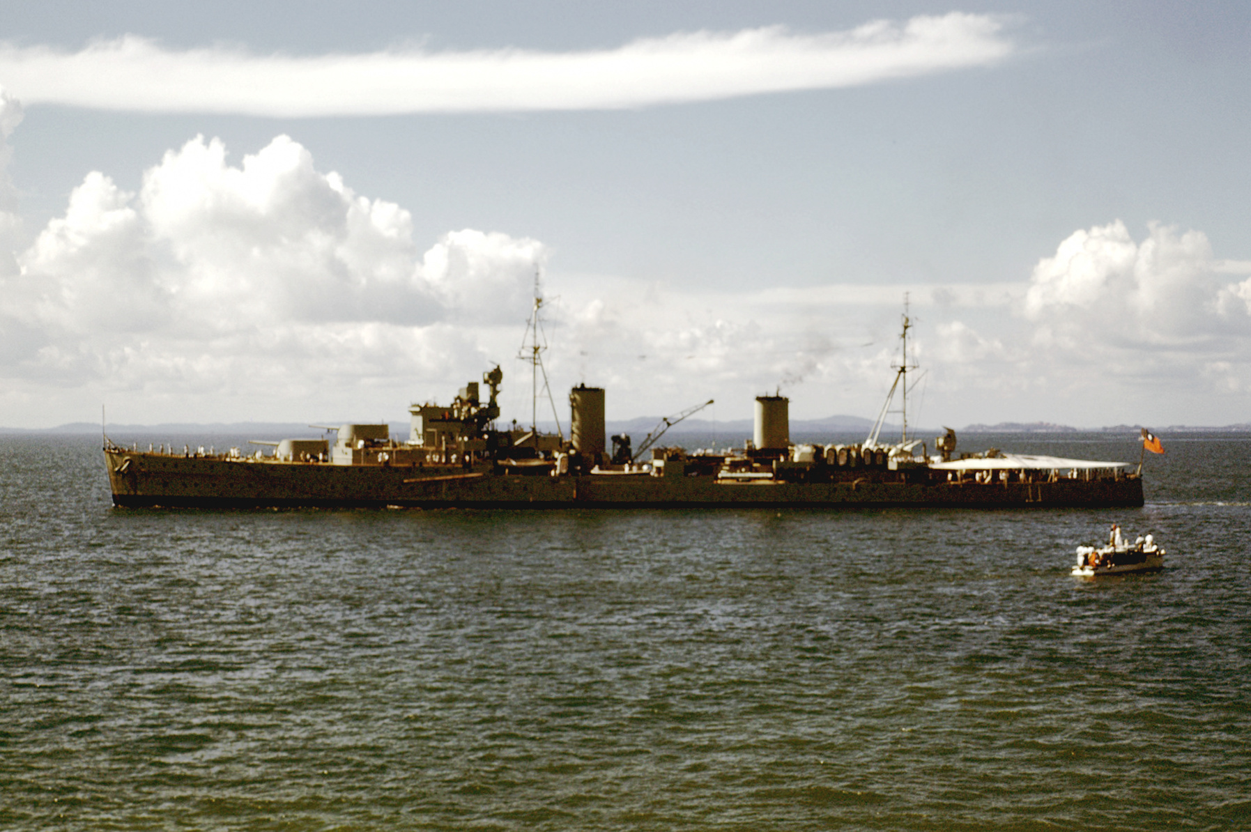 飞扬军事 1949年2月25日，国民党海军重庆号巡洋舰在吴淞口举行起义。 烽火问