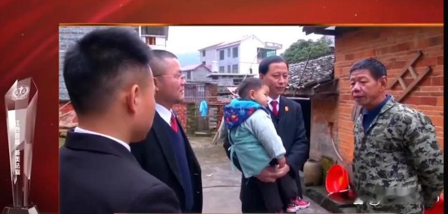 12月19日，黑龙江双鸭山一场特殊官司暖心刷屏！5兄妹对簿公堂，四位妹妹却全程笑