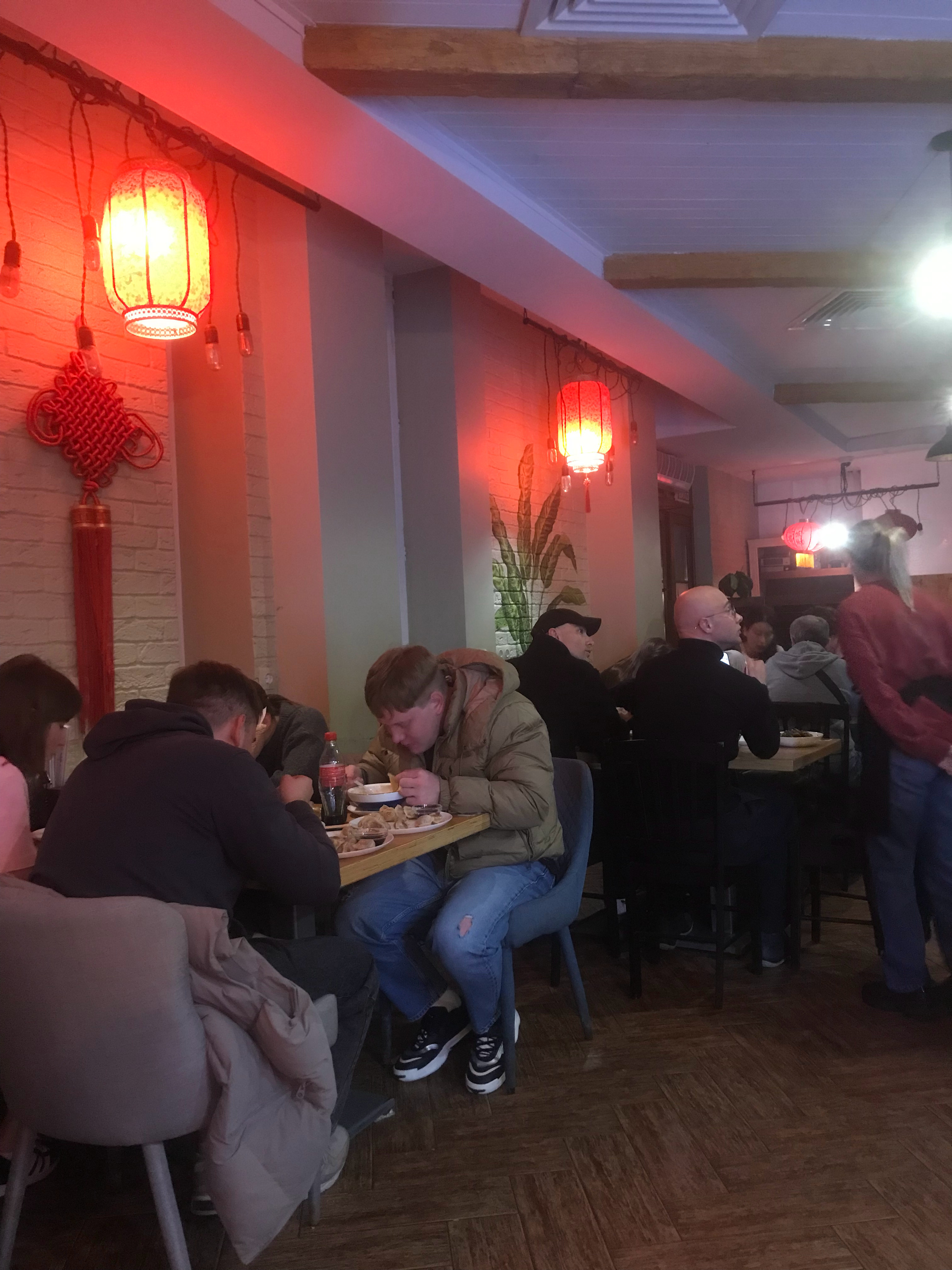 晚上八点半，基辅中餐厅，不仅有乌克兰人，还有很多说英语的欧美人。战后开一家…… 