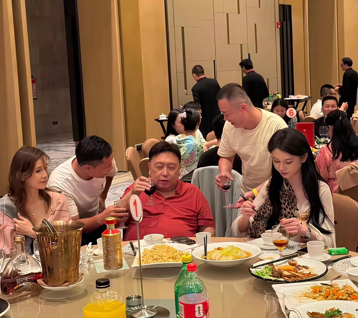 王晶喝的是可乐还是红酒啊