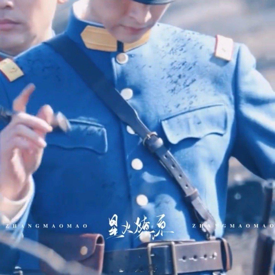 张云龙单手转枪路透反手就是一个哇塞了，张云龙穿军装转枪路透，这是要帅成啥样了啊，