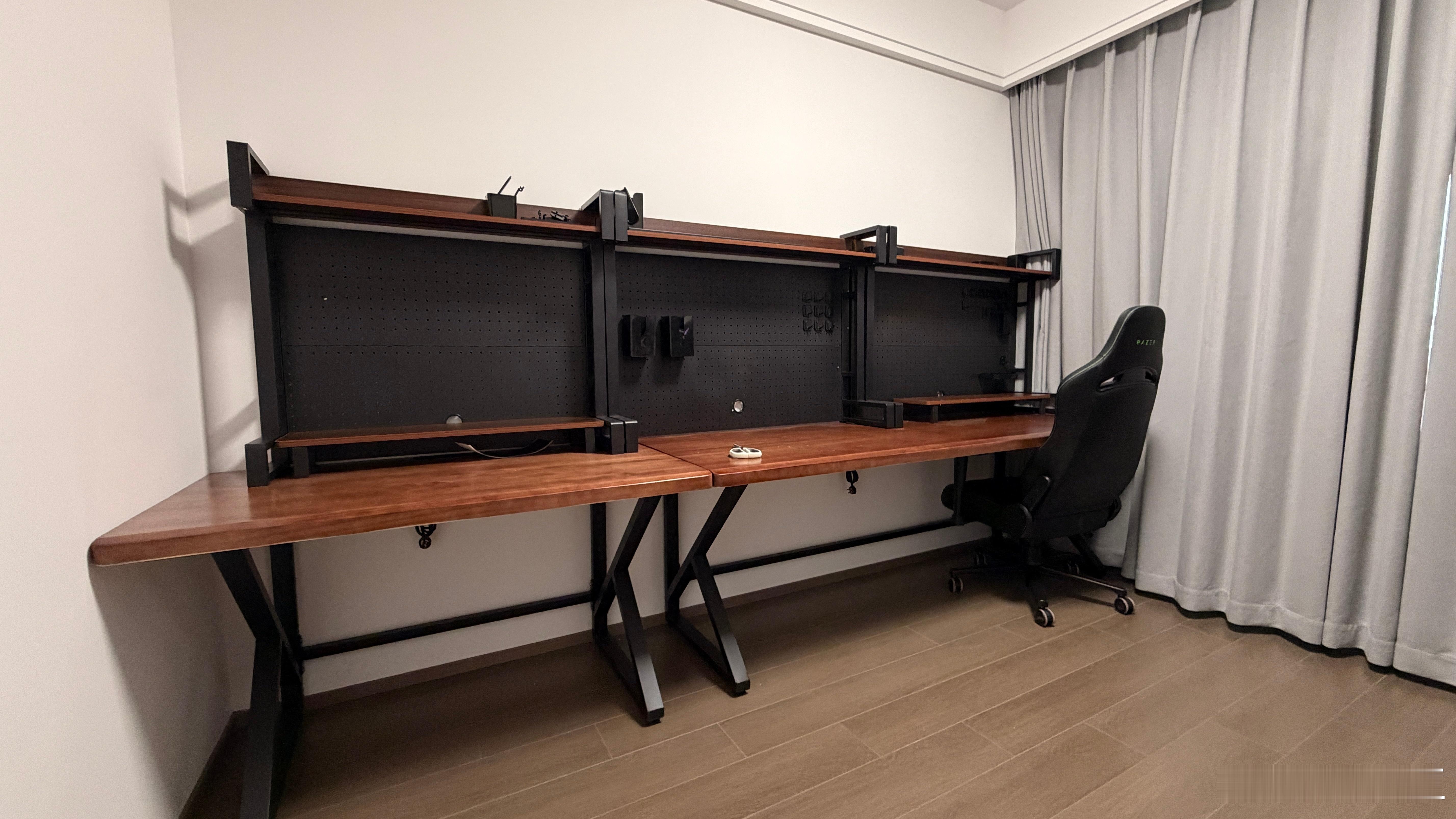 工作室进度+1电竞室的桌子已经装好上面是洞洞板，可以放各种设备 杭州