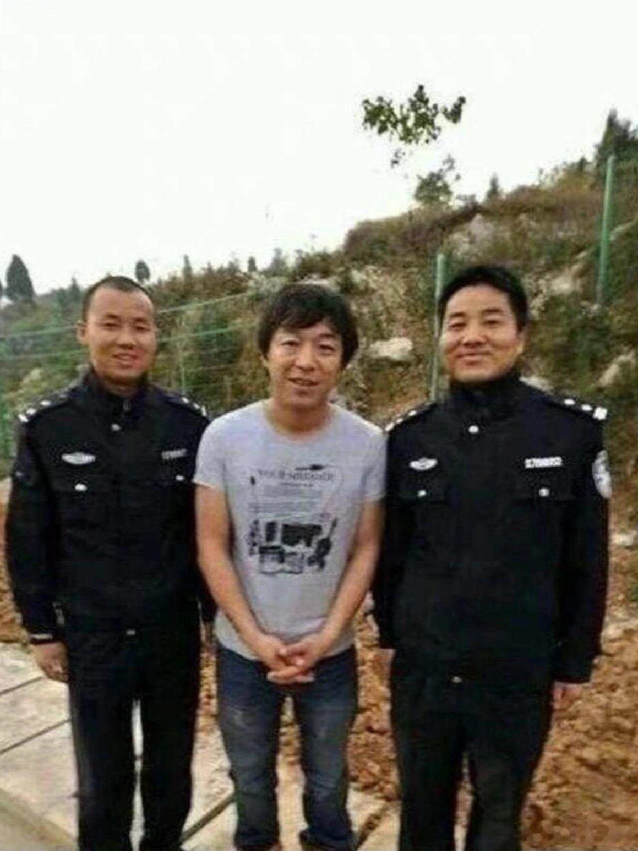 一些明星和警察的合影哈哈哈哈哈哈哈哈哈哈哈哈哈，撒贝宁靠松弛的姿势和开心的表情逃