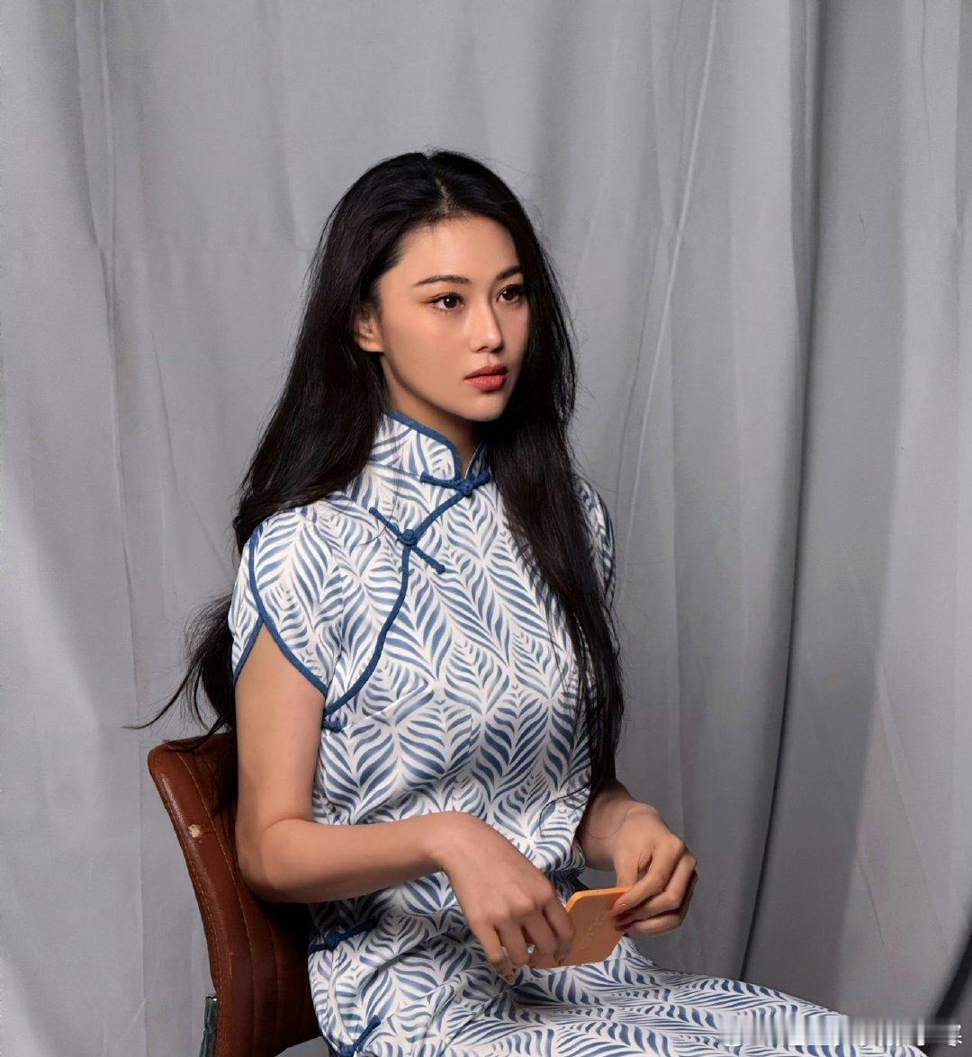 张馨予担心生病影响话剧首演张馨予问旗袍配伪素颜还是浓妆好看张馨予担心生病影响话剧