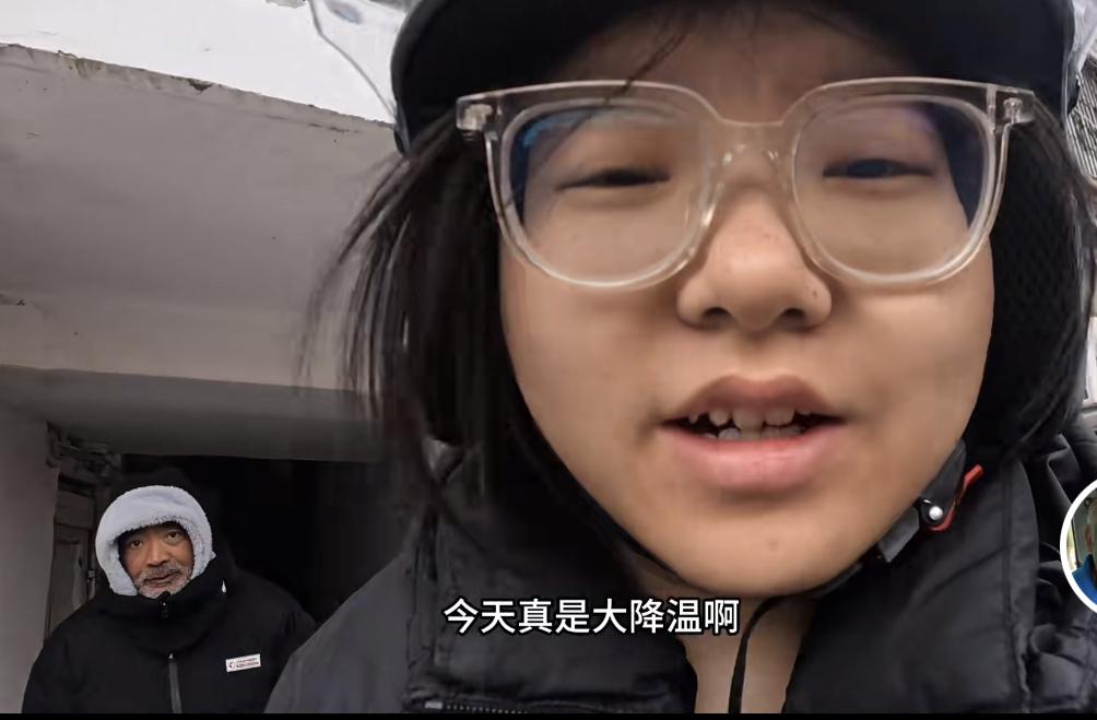 20岁小闺女寒风中跑外卖养家，脑梗老爸在门口目送孩子出门，满是担忧和不舍！

爱
