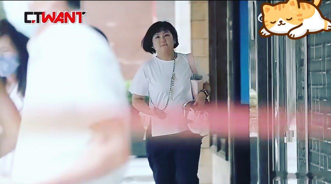 Selina胖了好多是哦，姐姐真的胖了好多哦，是不是幸福肥啊。还是生完孩子后没有
